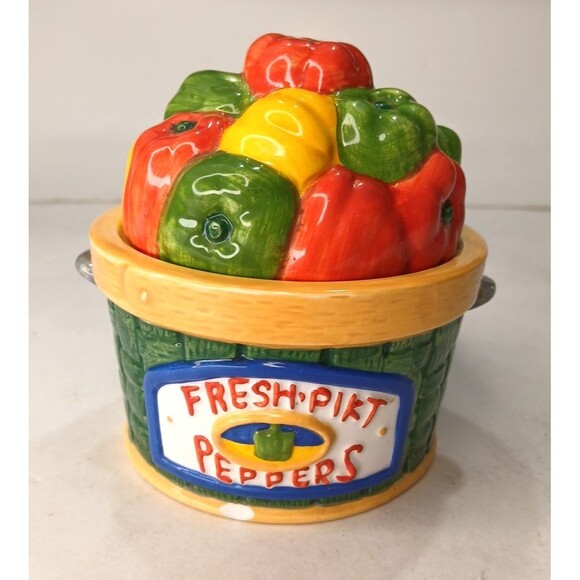 Cooks Club Vtg Ceramic Salt & Pepper Shakers Fresh Pikt Peppers Basket Green Red - Picture 2 of 9